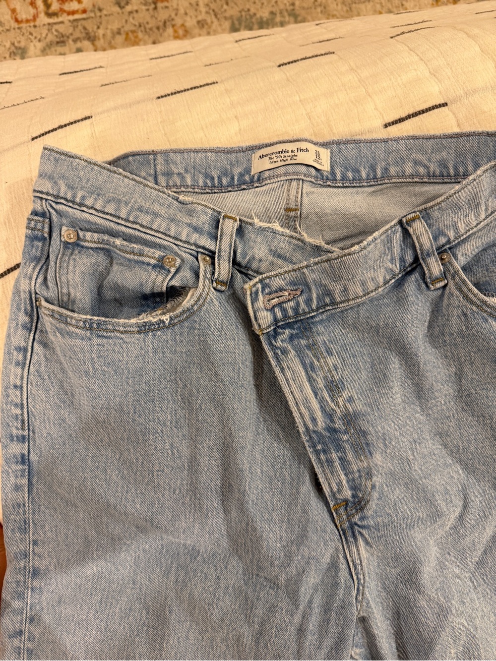Abercrombie & Fitch 90s straight ultra high rise. Vintage-Inspired Jeans